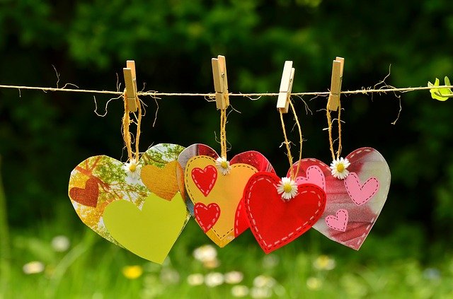 Symbolisierte Herzen stehen für Liebe.